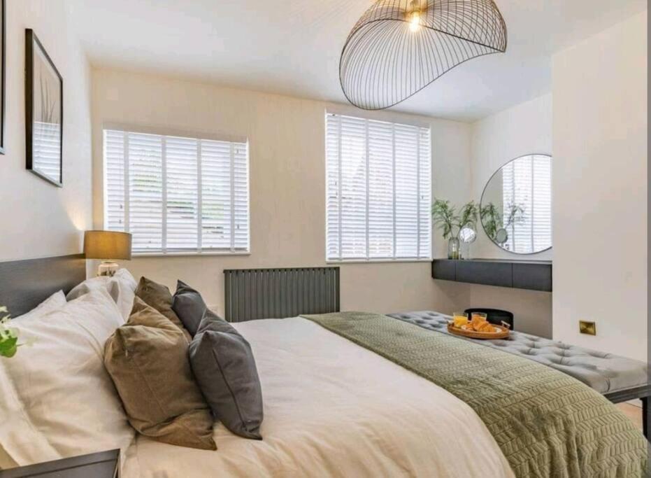 St Marg'S Hideaway; Grade II Listed Luxury Apartment In The Heart Of Cheltenham - Gateway To The Cotswolds! Sleeps 4 - Outdoor Seating And Free Private Parking! Екстер'єр фото