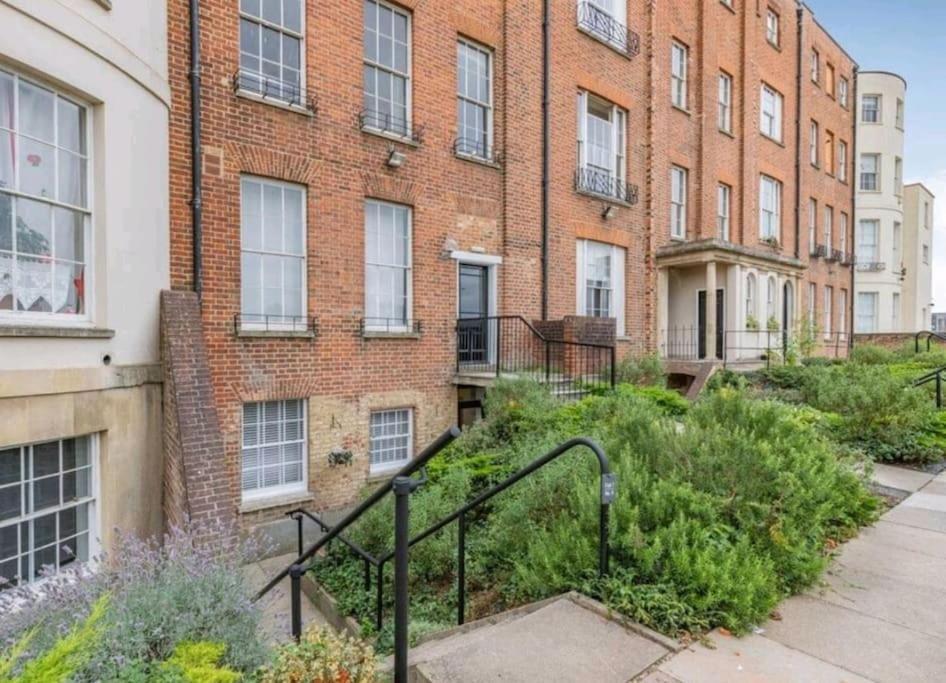 St Marg'S Hideaway; Grade II Listed Luxury Apartment In The Heart Of Cheltenham - Gateway To The Cotswolds! Sleeps 4 - Outdoor Seating And Free Private Parking! Екстер'єр фото
