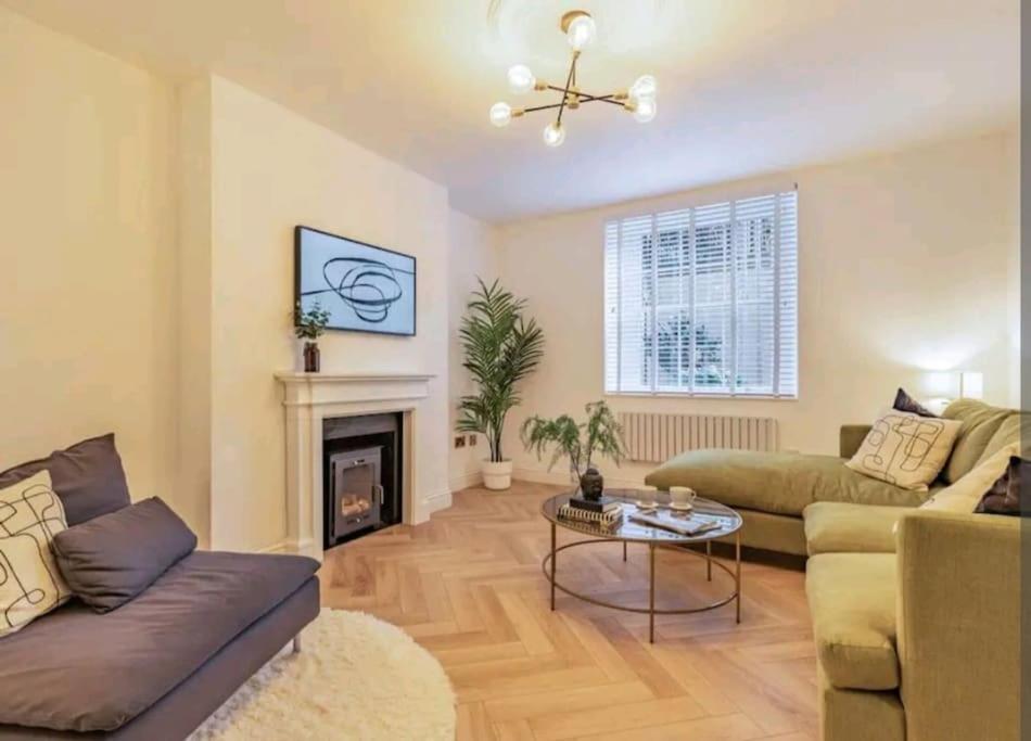 St Marg'S Hideaway; Grade II Listed Luxury Apartment In The Heart Of Cheltenham - Gateway To The Cotswolds! Sleeps 4 - Outdoor Seating And Free Private Parking! Екстер'єр фото